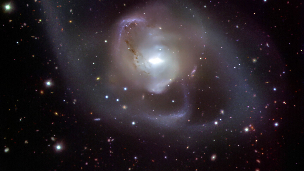 Az Európai Déli Obszervatórium (ESO) által közreadott az ESO nagyon nagy teleszkópja által fókuszcsökkentővel és alacsony színszórású Spektográf 2-vel 2022. augusztus 16-án készített kép a Vízöntő csillagképben lévő NGC 7727 katalógusszámú galaxisról. Az  NGC 7727 két galaxisnak a körülbelül egymilliárd évvel korábban kezdődő összeolvadásából jött létre. A galaxis szívében két nagyon nagy tömegű fekete lyuk közelít egymáshoz csigavonalban, ők feltehetőleg 250 millió éven belül egyesülnek.