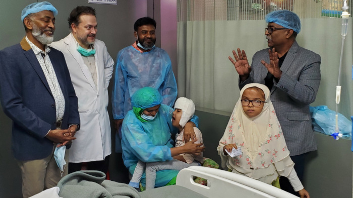 Újabb műtét után, megható fotók a szétválasztott bangladesi ikrekről