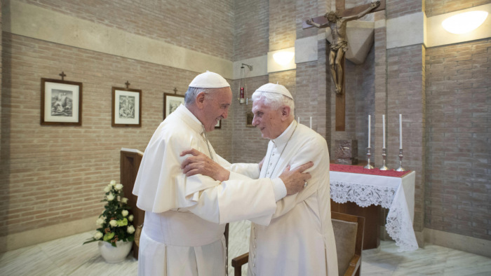 Szokatlan helyzet a Vatikánban: pápa búcsúztathat pápát