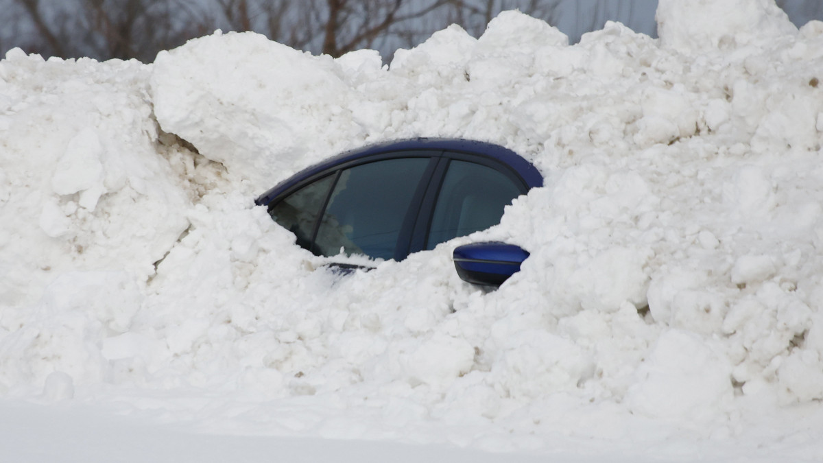 Hóval betemetett autó a New York állambeli Buffalóban 2022. december 28-án. Az Egyesült Államokban a téli viharok következtében legkevesebb hatvan ember vesztette életét. Az elmúlt egy hétben a belföldi és nemzetközi légijáratok közül 21 400-at töröltek az ítéletidő miatt.