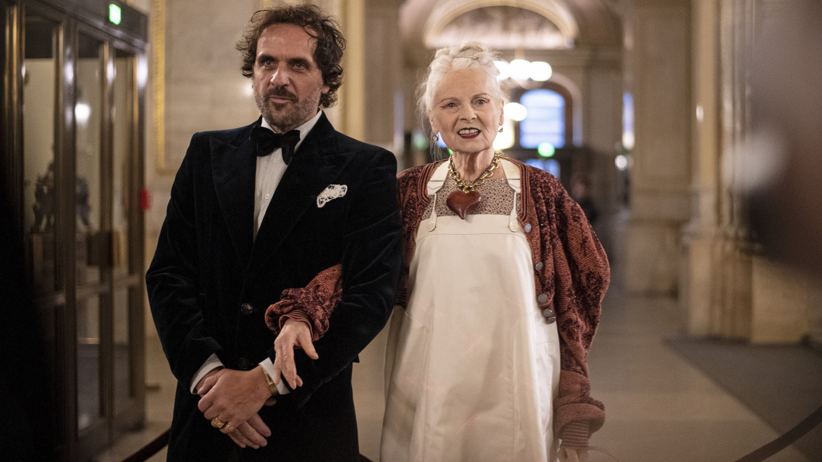 Vivienne Westwood angol divattervező és férje, Andreas Kronthaler érkezik a Taurus Európai Kulturális díj átadóünnepségére a bécsi Állami Operaházba 2019. október 20-án.