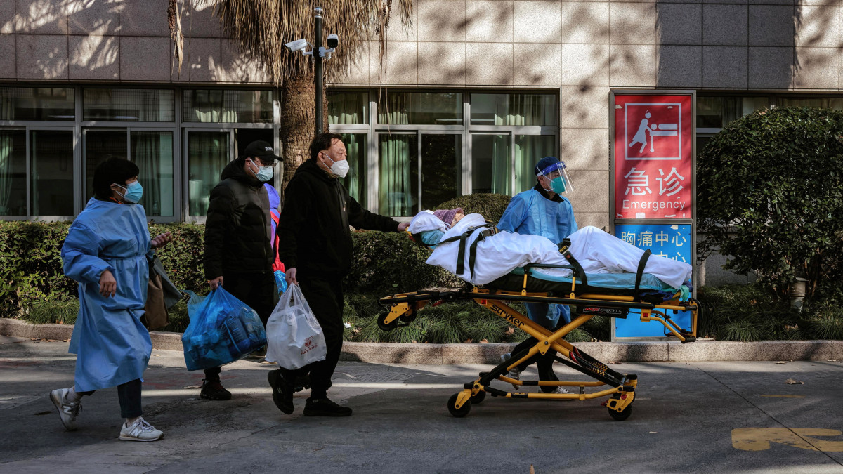 Kórházba tolnak hordágyon egy beteget Sanghajban 2022. december 23-án. December 7-én Kína radikálisan enyhítette a koronavírus-járvány miatt életbe léptetett, világszerte a legszigorúbbak között nyilvántartott szigorításokat, és azóta egyre növekszik a vírusfertőzöttek száma.
