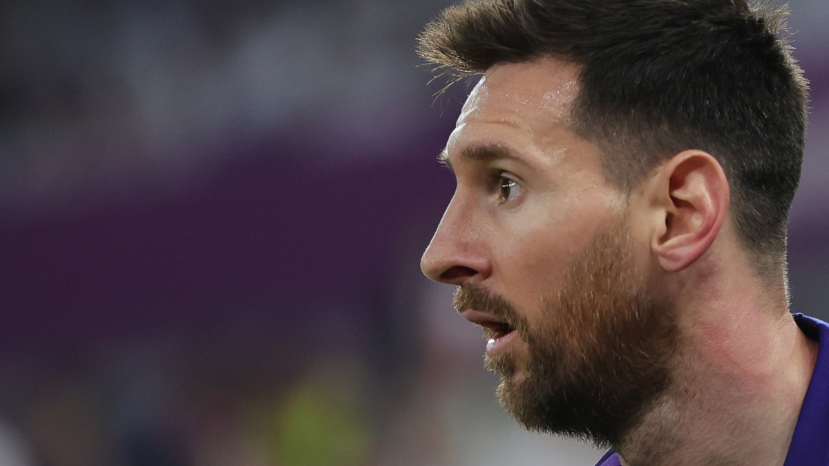 Az argentin Lionel Messi a katari labdarúgó-világbajnokság C csoportjának harmadik fordulójában játszott Lengyelország-Argentína mérkőzésen a Dohai 974 Stadionban 2022. november 30-án.