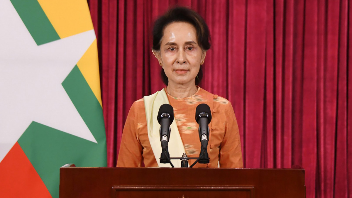 A mianmari államtanács sajtóirodája által 2020. november 10-én közreadott képen Aung Szan Szú Kji mianmari államtanácsos beszédet mond az állami televízióban Najpjidóban 2020. november 9-én. Aung Szan Szú Kjí pártja, a Nemzeti Liga a Demokráciáért (NLD) alakíthat immár másodszor kormányt a délkelet-ázsiai országban, mert az ezen a napon közzétett választási eredmények szerint pártja hivatalosan is elegendő parlamenti helyet szerzett meg ehhez.