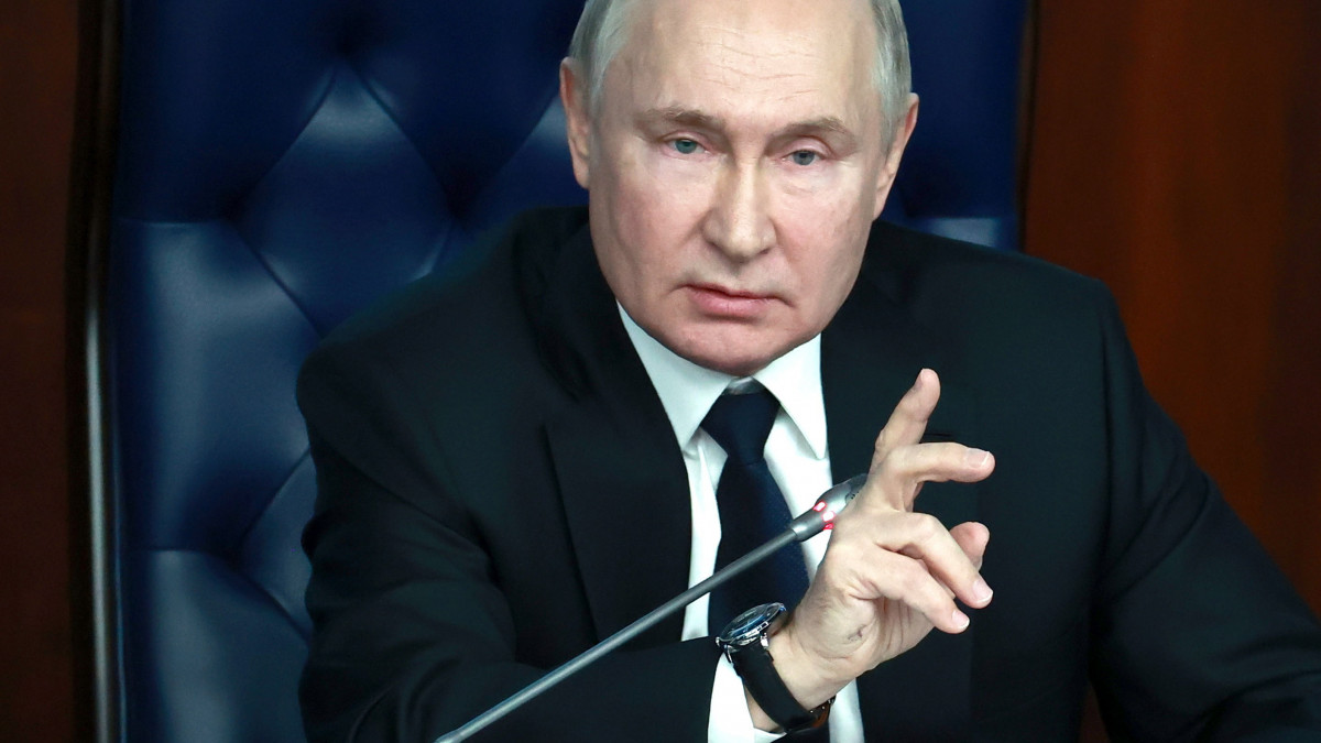 Vlagyimir Putyin orosz elnök az orosz védelmi minisztérium kibővített vezetői kollégiumának tanácskozásán a moszkvai minisztériumban 2022. december 21-én, az ukrajnai háború alatt.