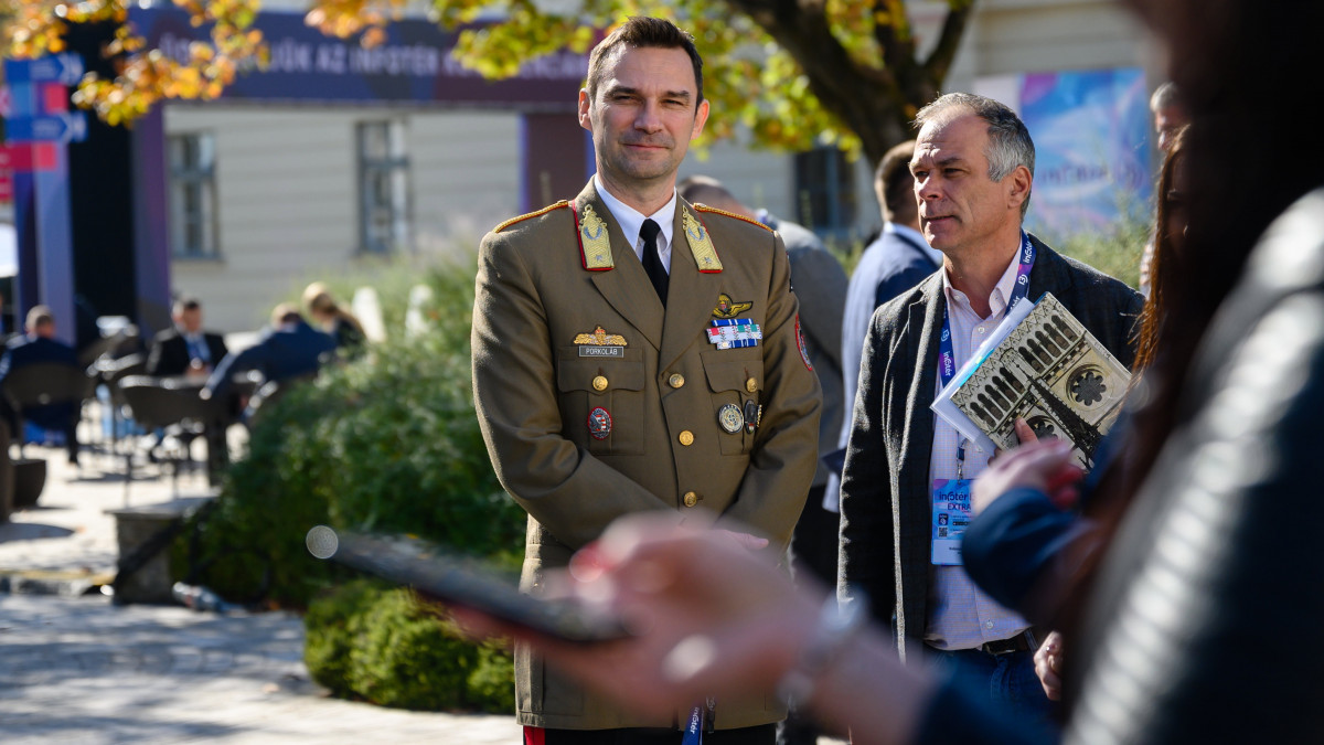 Moszkvicsból átülni a Teslába - dandártábornok a magyar hadsereg fejlesztéséről