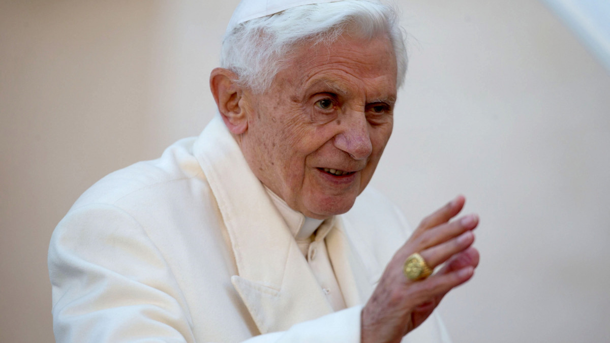 2013. február 27-én a Vatikánban készített kép XVI. Benedek pápáról. XVI. Benedek nyugalmazott pápa, aki 2005 és 2013 között volt a római katolikus egyház feje, 2022. december 31-én, 95 éves korában elhunyt.