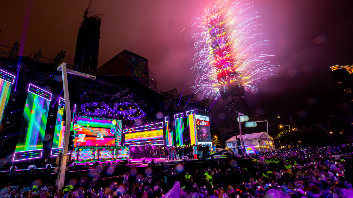 Újévköszöntő tűzijáték csóvái indulnak a Tajpej 101 felhőkarcolóról szilveszter éjszakáján Tajvan fővárosában 2022. december 31-én.