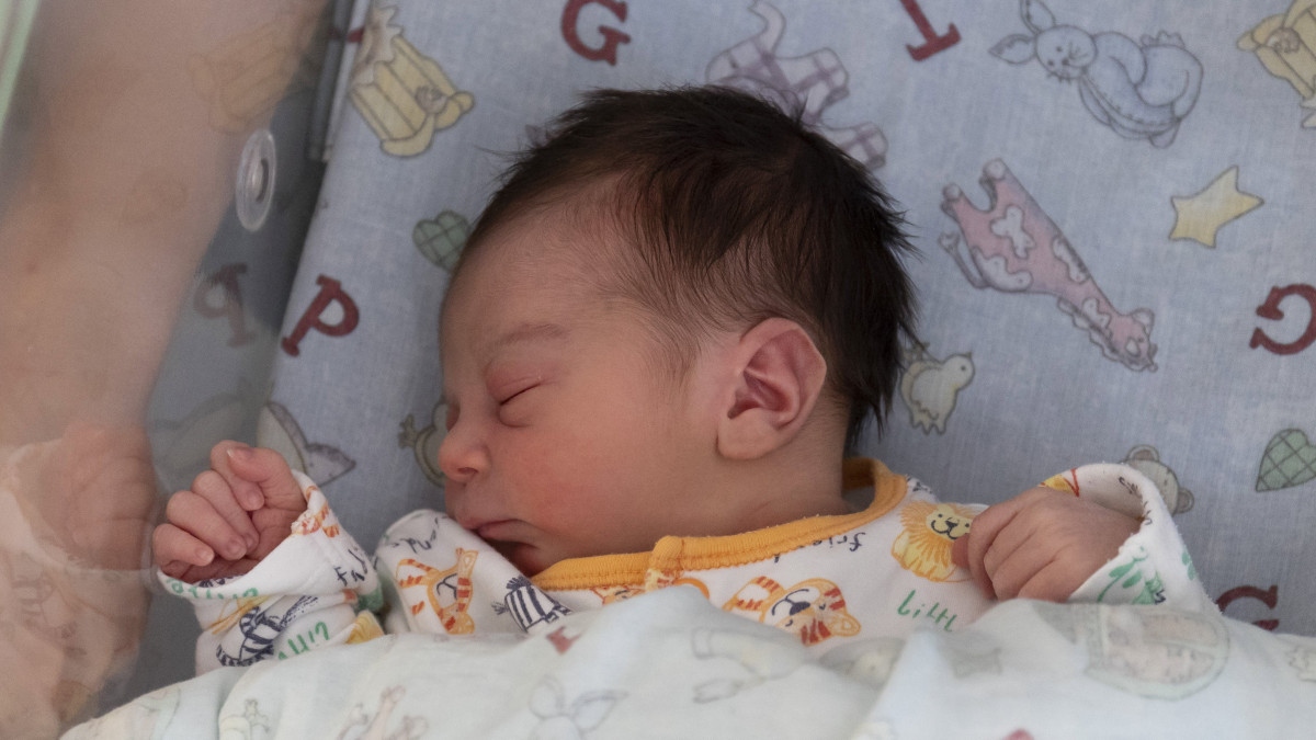 Az év első újszülöttje, Záven a Zala Megyei Szent Rafael Kórház szülészetén 2023. január 1-jén. A kisfiú éjfél után 35 másodperccel, 48 centiméterrel, 2840 grammal, császármetszéssel jött a világra 34 éves édesanyjának második gyermekeként.
