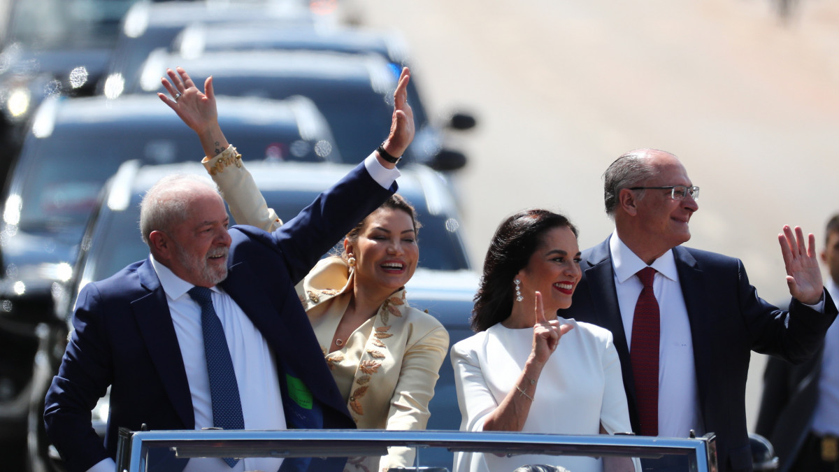 Luiz Inácio Lula da Silva megválasztott brazil elnök (b) és felesége, Rosangela da Silva (be), valamint Geraldo Alckmin alelnökjelölt (j) és felesége, Maria Lúcia Ribeiro Alckmin nyitott tetejű autóból integetnek támogatóiknak az államfői beiktatási ünnepség előtt Brazíliavárosban 2023. január 1-jén.