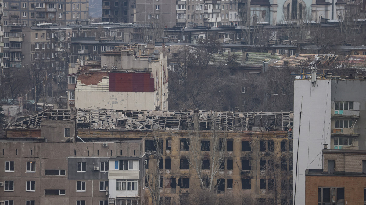 A háborúban megrongált házak a délkelet-ukrajnai Donyecki területen fekvő Mariupolban 2022. december 10-én. A várost május 20-án foglalta el teljesen az orosz hadsereg.