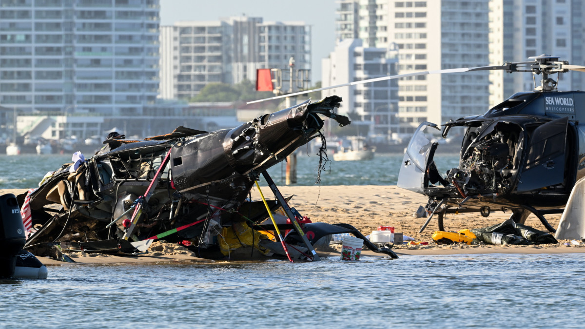 Összeütközött helikopterek roncsai az ausztráliai Queensland állambeli Gold Coast tengeri vidámparkja közelében 2023. január 2-án. A balesetben négyen életüket vesztették, 13 sérültet kórházba szállítottak.
