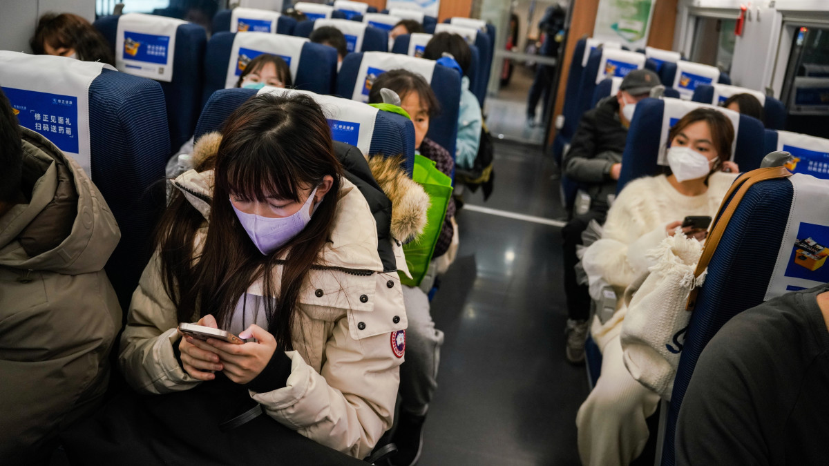 Védőmaszkot viselő utasok a pekingi Déli vasúti pályaudvaron 2022. december 31-én. A kínai kormány az országos tiltakozások nyomán a koronavírus-járvány miatt elrendelt óvintézkedések nagy részét december 7-én radikálisan enyhítette, felhagyott zéró Covid-politikájával, amellyel eddig elzárta az országot a külvilágtól. Január 8-tól ismét igényelhetnek útlevelet a külföldi utazást tervező kínaiak, néhány napja pedig eltörölték az országba érkezőkre vonatkozó karanténszabályt, illetve feloldották a repülőjáratok számának korlátozását. Erre reagálva Olaszország, Japán, Dél-Korea és az Egyesült Államok kötelező koronavírus-tesztelést ír elő minden Kínából érkező utastól. Kínában a járványellenes korlátozások feloldása óta drámaian emelkednek a koronavírusos új esetszámok.