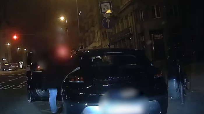 Nem zavartatta magát a részeg férfi, vagy észre sem vette a rendőrségi villogót – videó
