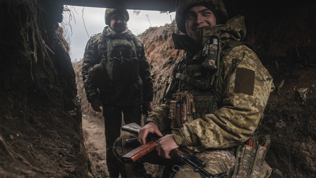 Ukrán katonák egy lövészárokban a kelet-ukrajnai Donyec-medencében levő Bahmutban 2022. december 31-én. Bahmut városában a több mint négy hónapja dúló harcok miatt megszűnt az áram- és a gázszolgáltatás.