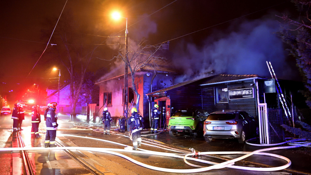 Kiégett családi ház, mellette szintén kiégett könnyűszerkezetes épület (j) Budapest XV. kerületében a Kolozsvár utcában 2023. január 3-án. A tűzoltók a házból egy embert vittek ki és átadták a mentőknek.