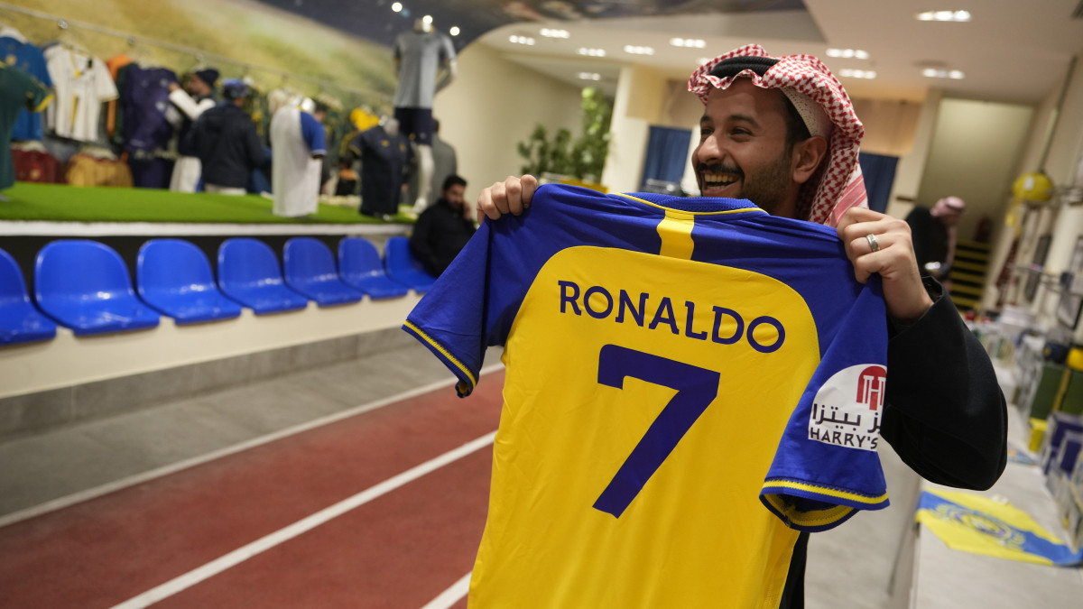 Cristiano Ronaldo portugál futballcsillag nevét és számát viselő mezt mutat egy férfi az an-Naszr szaúdi labdarúgóklub rijádi üzletében 2023. január 2-án. Az ötszörös aranylabdás, 37 éves Ronaldo 2022. december 30-án két évre a szaúd-arábiai klubhoz szerződött.
