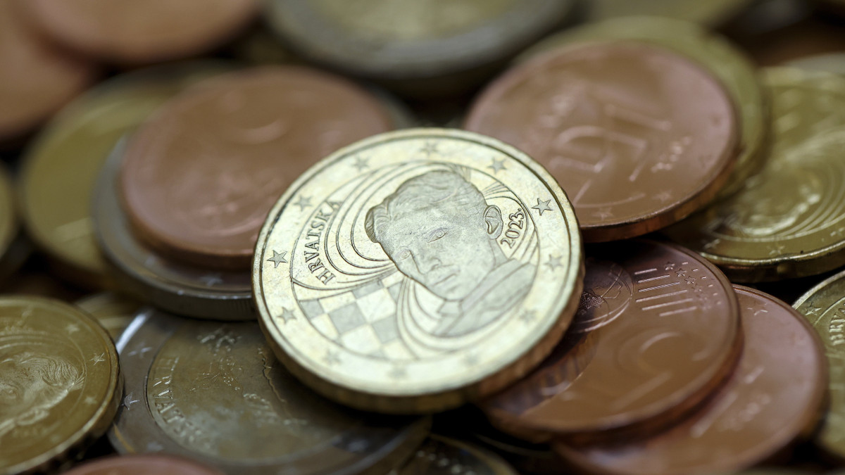 2022. december 14-i kép egy új euróérméről, amelyen Nikola Tesla feltaláló arcmása látható a horvát jegybank zágrábi székházában. A kunát kivezetik, Horvátország új hivatalos pénzneme 2023-tól az euró. Horvátoszágban kezdetben 1,2 millió, 33 darab euróérmét tartalmazó csomagot bocsátanak rendelkezésre, a száz kunára becserélhető kezdőcsomag összesen 13,28 euró értékű érmét tartalmaz. Euróval hivatalosan csak januártól lehet fizetni, a kuna január első két hetében még hivatalos fizetőeszköznek számít.
