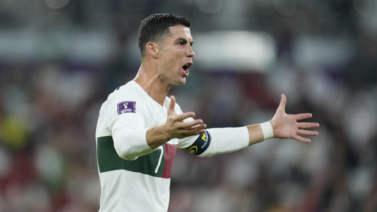 A portugál Cristiano Ronaldo a katari labdarúgó-világbajnokság negyeddöntőjében játszott Marokkó-Portugália mérkőzésen a dohai at-Tumama Stadionban 2022. december 10-én.