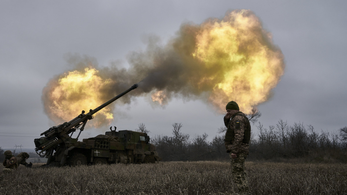 Ukrán katonák orosz állásokat lőnek egy francia gyártmányú, löveggel felszerelt önjáró tüzérségi eszközzel a Donyeck megyei Avgyijivka térségében 2022. december 26-án.