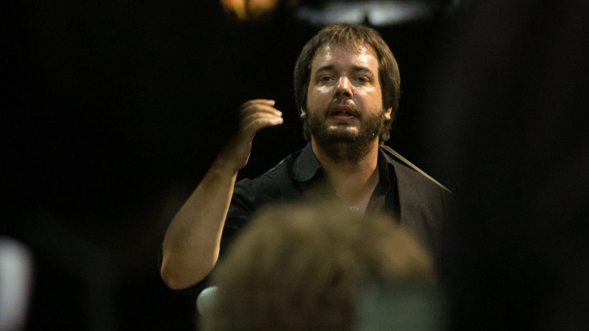Dinyés Dániel vezényel a Hungarian Studio Orchestra és az Á la cARTe kórus közös koncertjén az Ördögkatlan Fesztiválon Beremenden 2013. augusztus 2-án.