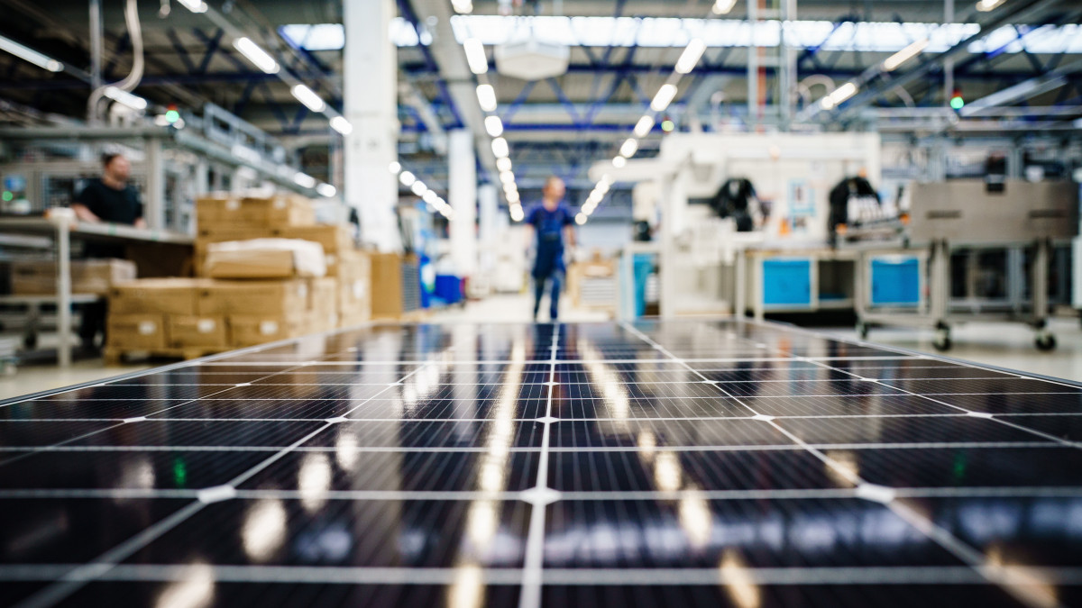 A Meyer Burger (Industries) német vállalat napelemmodul-gyára a németországi Freibergben 2022. december 7-én.