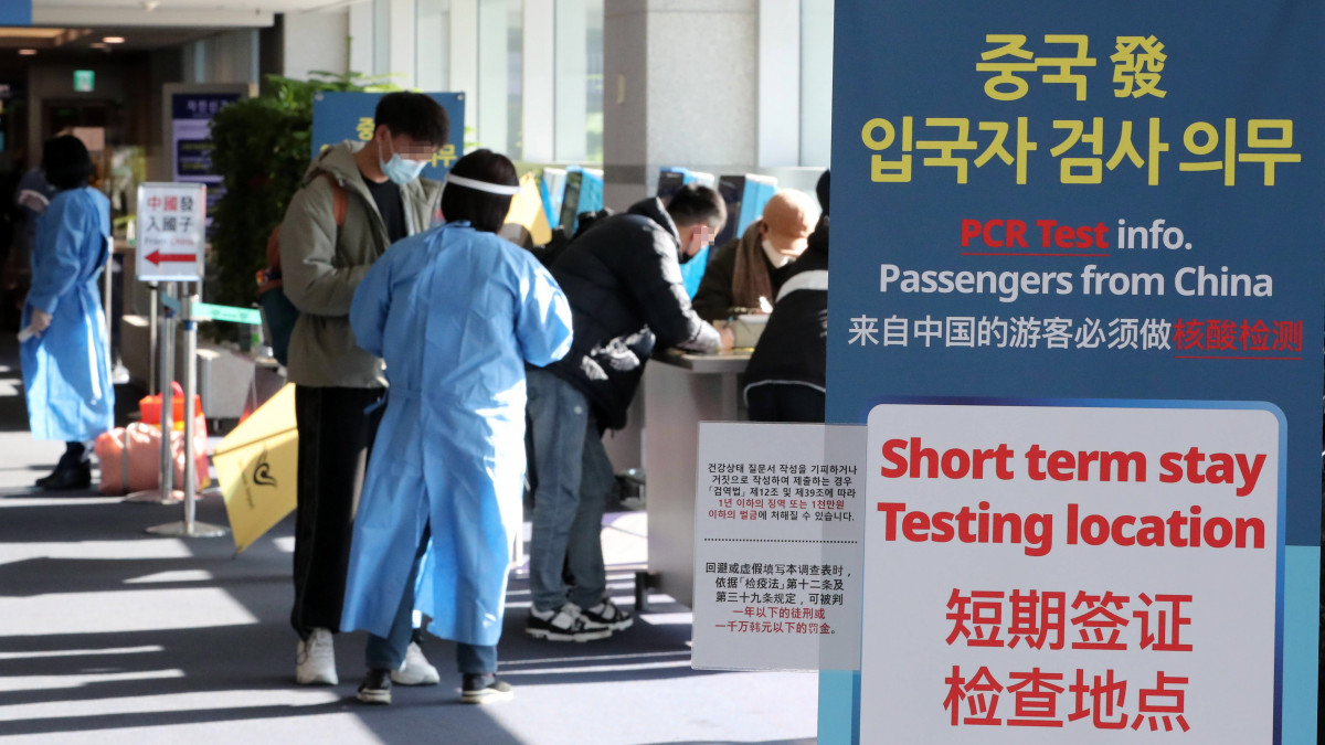 Kínából érkező utasok a kötelező koronavírus-teszt elvégzése közben az Incshoni Nemzetközi repülőtéren 2022. január 2-án. Számos országot követően Dél-Korea is kötelező koronavírus-tesztelést ír elő minden Kínából érkező utastól. Kínában a járványellenes korlátozások feloldása óta drámaian emelkednek a koronavírusos új esetszámok.