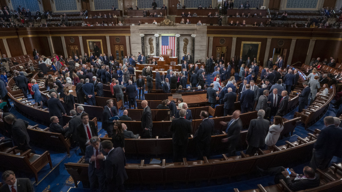 Képviselők az amerikai félidős kongresszusi választások eredményeképpen létrejövő képviselőház alakuló ülésén tartott házelnökválasztáson a kongresszus washingtoni épülete, a Capitolium üléstermében 2023. január 3-án.
