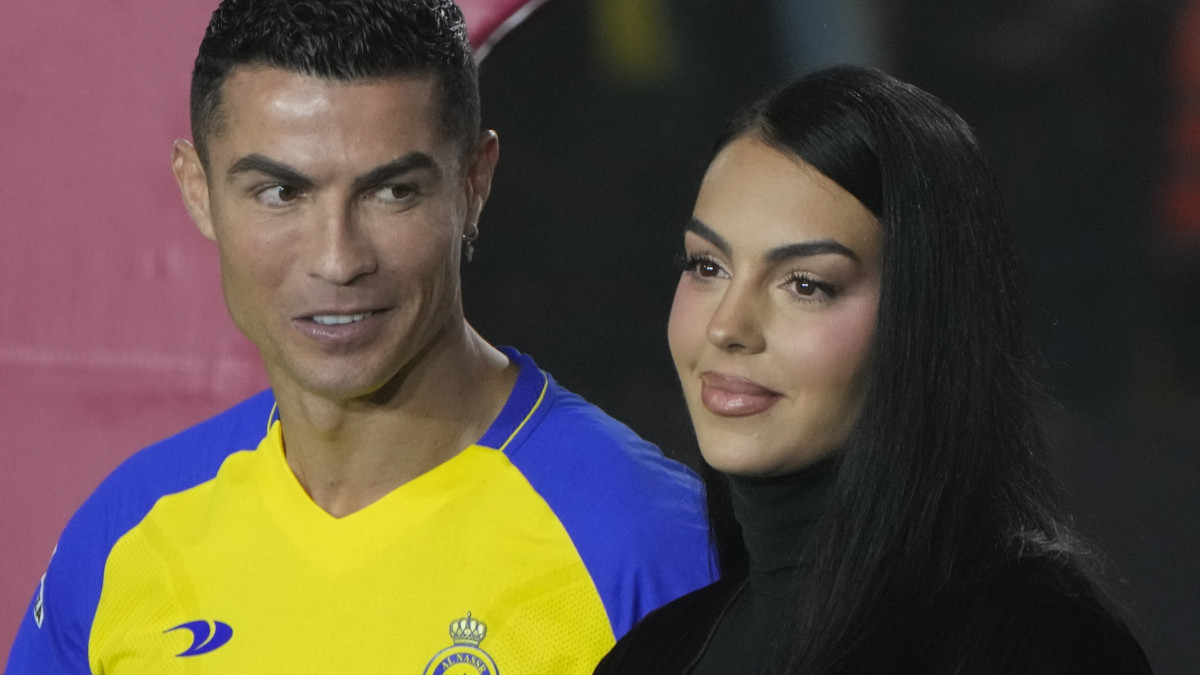 Cristiano Ronaldo portugál futballcsillag az élettársa, Georgina Rodríguez mellett, amint bemutatják az an-Nászr szaúd-arábiai labdarúgóklub új játékosaként Rijádban 2023. január 3-án. Az ötszörös aranylabdás, 37 éves Ronaldo 2022. december 30-án két évre a szaúdi klubhoz szerződött.