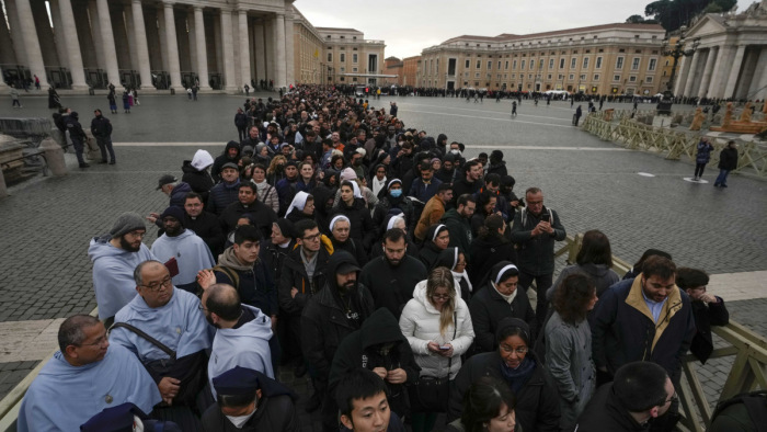 Hajnaltól gyülekezik a tömeg a vatikáni Szent Péter téren - ma temetik XVI. Benedek pápát