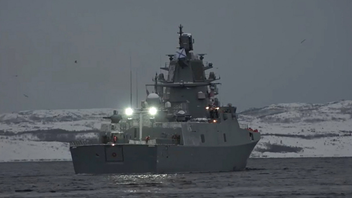 Az orosz védelmi minisztérium által 2023. január 4-én közreadott videóról készített kép a hiperszonikus Cirkon robotrepülőgépekkel felfegyverzett Admiral Gorskov orosz fregatt hadrendbe állításáról.