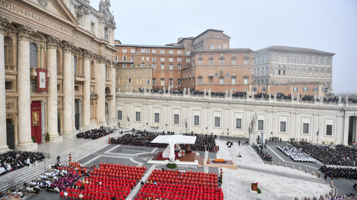 Gyászolók népesítik be a vatikáni Szent Péter teret XVI. Benedek nyugalmazott pápa temetési szertartásán 2023. január 5-én. A 95 esztendős korában 2022. december 31-én elhunyt emeritus pápát, aki 2005 és 2013 között volt a római katolikus egyház feje, a Szent Péter-bazilika kriptájában helyezik örök nyugalomra.