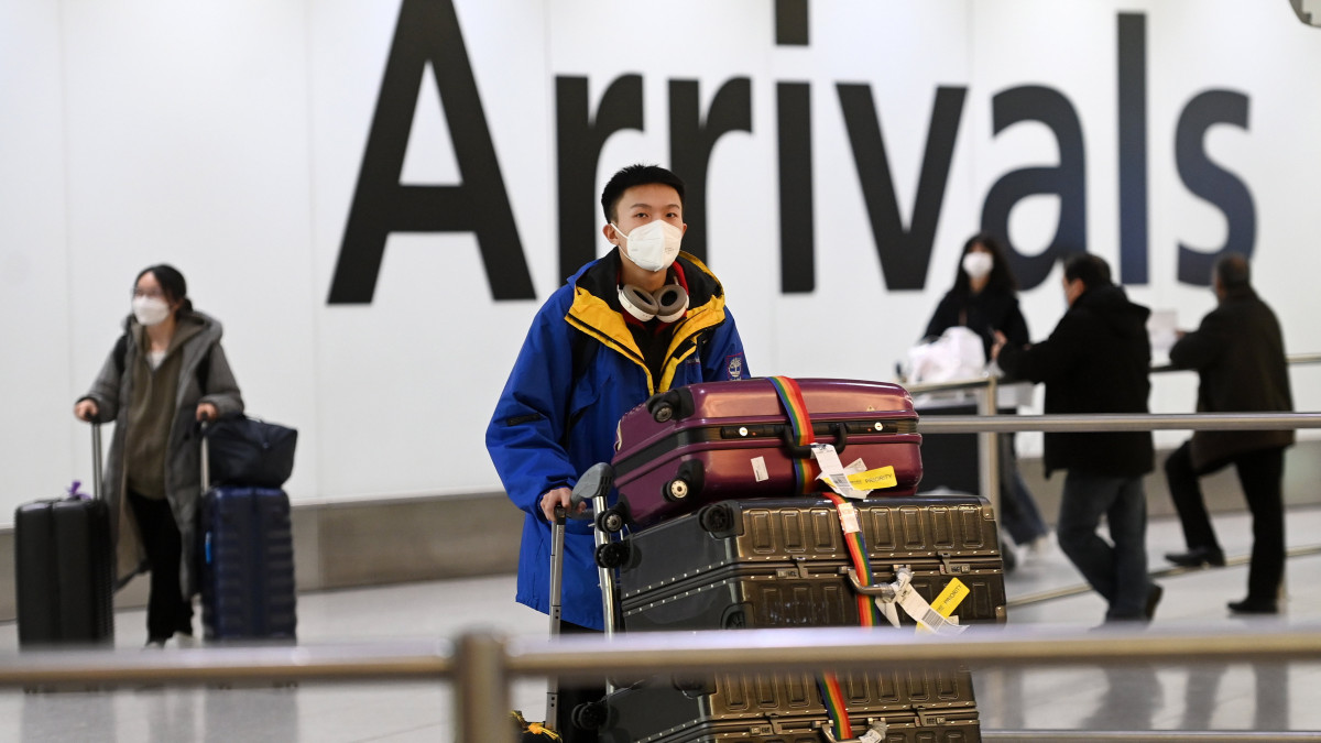 Kínából érkező utasok a londoni Heathrow repülőtéren 2023. január 4-én. Másnaptól a brit kormány az indulás előtti két napnál nem régebbi negatív eredményű koronavírusteszt birtokában engedi csak a Kínából érkezők belépését az országba. A korlátozás előzménye, hogy december 7-én Kína radikálisan enyhítette a koronavírus-járvány miatt életbe léptetett, világszerte a legszigorúbbak között nyilvántartott szigorításokat, és azóta egyre növekszik a vírusfertőzöttek száma az országban.