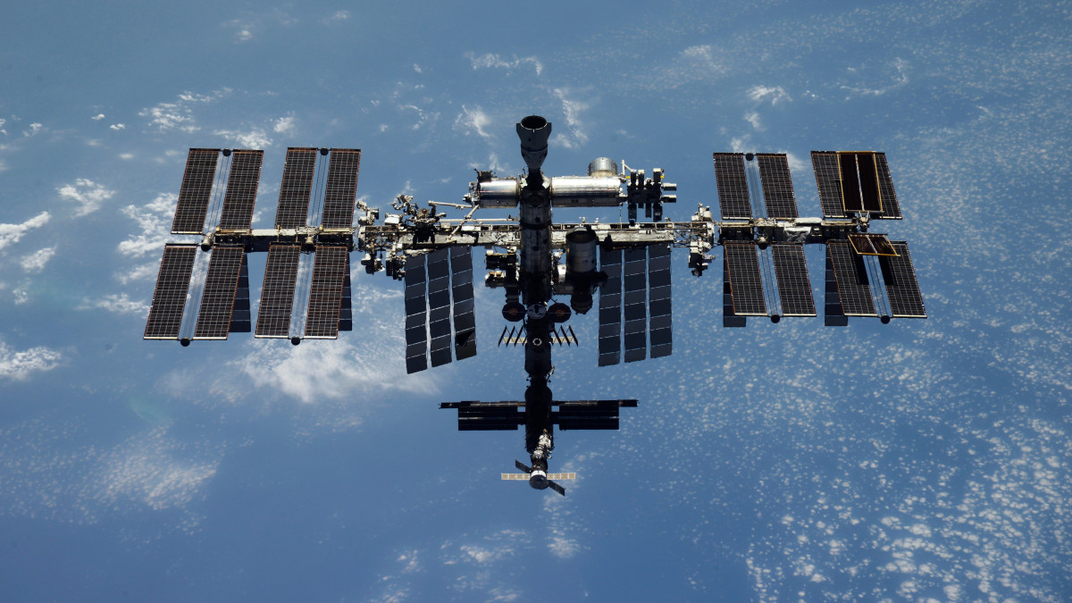 A Roszkozmosz orosz űrügynökség által 2022. december 15-én közreadott kép a Föld körül keringő Nemzetközi Űrállomásról (ISS). Az amerikai űrkutatási hivatal, a NASA és az orosz űrügynökség szivárgás miatt lemondta Szergej Prokopjev és Dmitrij Petelin orosz űrhajós december 14-re tervezett űrsétáját az űrállomás körül. Az orosz űrhajósoknak korábban, november 25-én már le kellett mondaniuk egy űrsétát, akkor az űrruhájukkal kapcsolatban merült fel gond.
