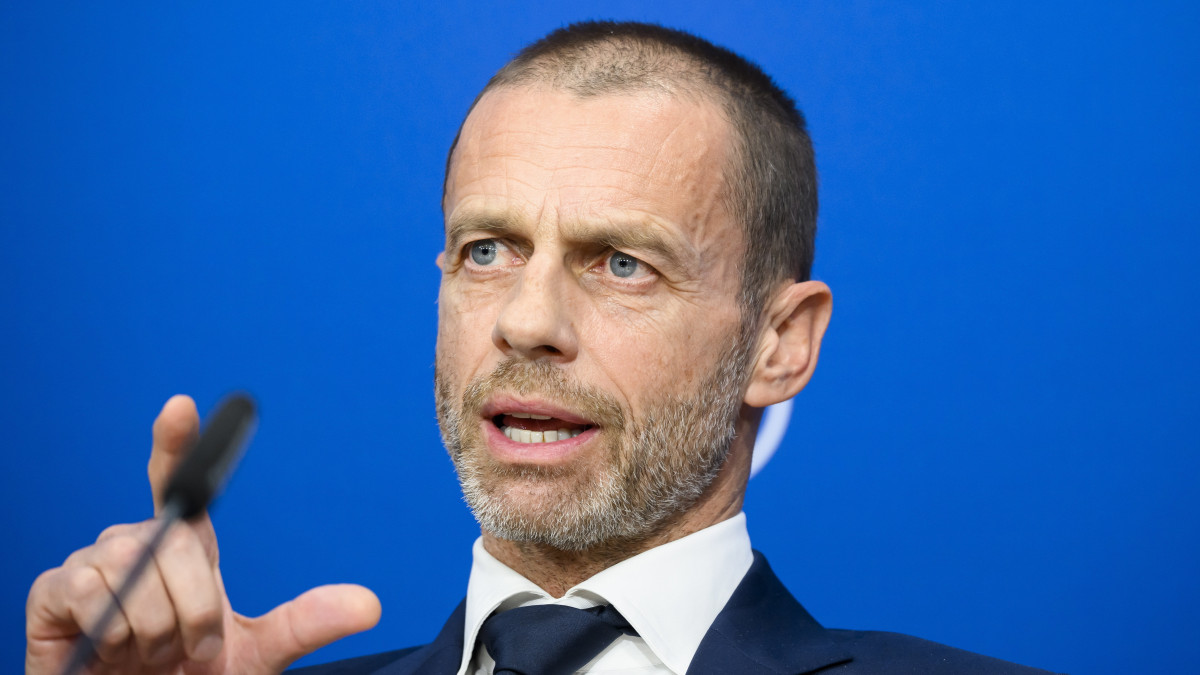 Aleksander Ceferin, az Európai Labdarúgó-szövetség, az UEFA elnöke a szervezet felügyelőbizottsági ülését követő sajtótájékoztatón az UEFA nyoni székházában 2022. április 7-én.