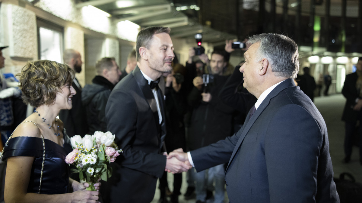 A Miniszterelnöki Sajtóiroda által közreadott képen Orbán Viktor miniszterelnök (j) és Eduard Heger szlovák kormányfő kezet fog az önálló Szlovákia megalakulásának 30. évfordulója alkalmából rendezett gálaesten Pozsonyban, a Szlovák Nemzeti Színház épületében 2023. január 7-én.
