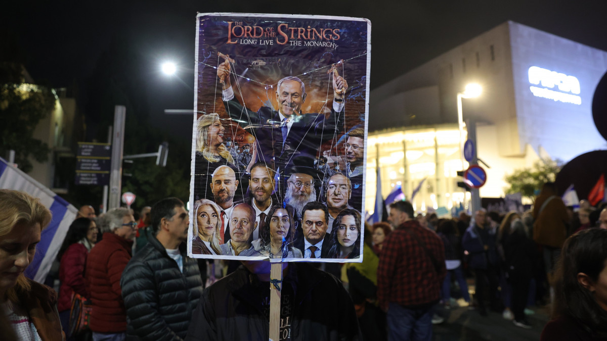 Benjámin Netanjahu izraeli miniszterelnök és kormánya ellen tüntetneknek Tel-Avivban 2023. január 7-én.
