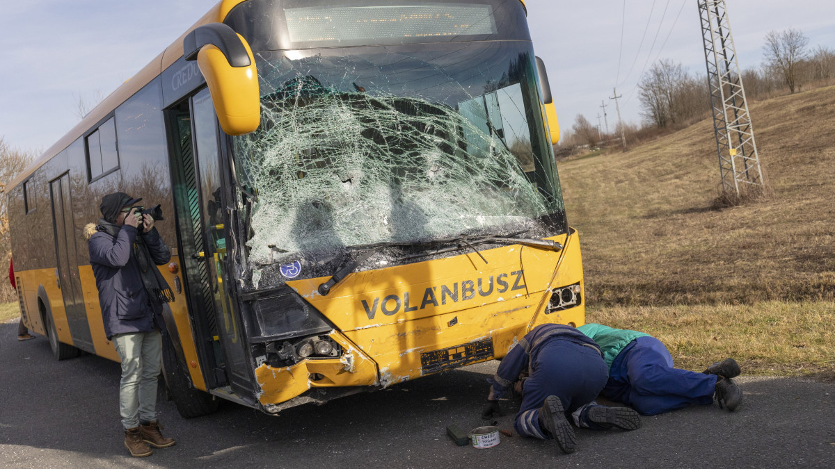 Ütközésben megsérült autóbusz Nagyrécsénél 2023. január 8-án. A 7-es főút 203-as kilométerénél a busz egy személygépkocsival ütközött össze, a balesetben a személyautó vezetője életét vesztette.