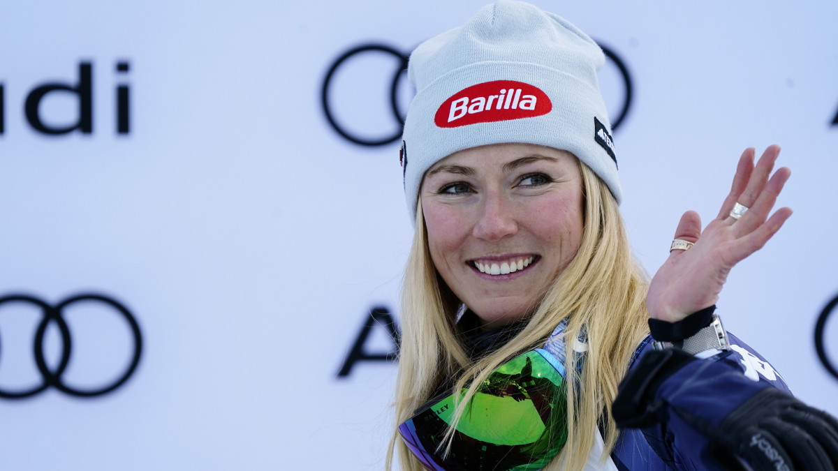 A győztes amerikai Mikaela Shiffrin ünnepel az eredményhirdetésen a női alpesisízők világkupa-sorozatának Semmeringen rendezett óriás-műlesikló viadala után 2022. december 28-án.