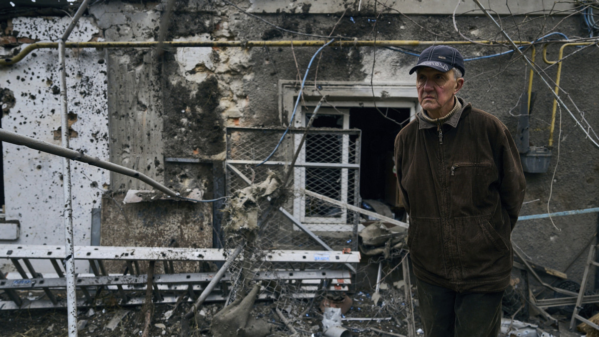 Megrongált háza előtt egy férfi a dél-ukrajnai Herszonban egy orosz tüzérségi támadás után, 2023. január 5-én.