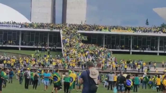 A rendőrkordont áttörve elfoglalták a kongresszus épületét a volt elnök hívei Brazíliában - videók