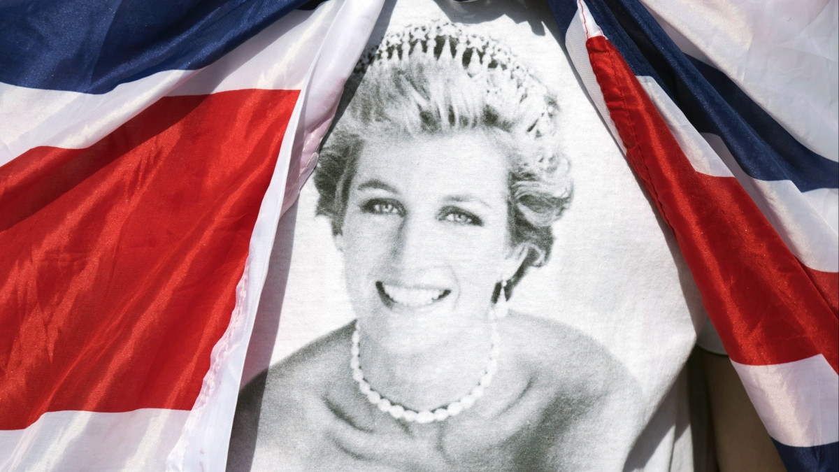 London, 2017. augusztus 31.Diana néhai walesi hercegnőt ábrázoló emléktárgy a londoni Kensington-palota kapujánál tartott megemlékezésen 2017. augusztus 31-én. Diana hercegnő és párja, Dodi al-Fayed üzletember pontosan 20 éve, 1997. augusztus 31-én vesztette életét egy autóbalesetben Párizsban. (MTI/EPA/Will Oliver)