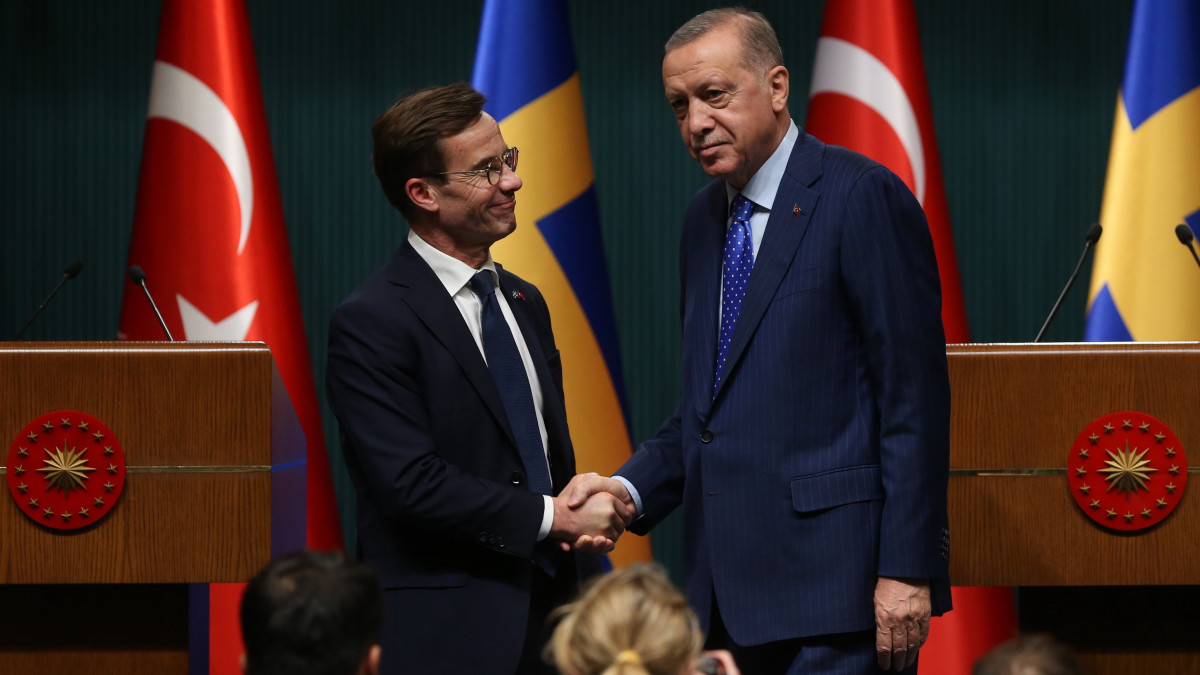 Recep Tayyip Erdogan török államfő (j) és Ulf Kristersson svéd miniszterelnök kezet fog az ankarai elnöki palotában tartott sajtótájékoztatójuk végén 2022. november 8-án.
