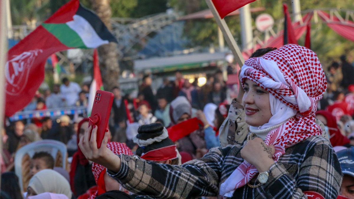 A Népi Front Palesztina Felszabadításáért (PFLP) szervezet megalakulásának 55. évfordulójáról emlékeznek meg Gázában 2022. december 8-án.