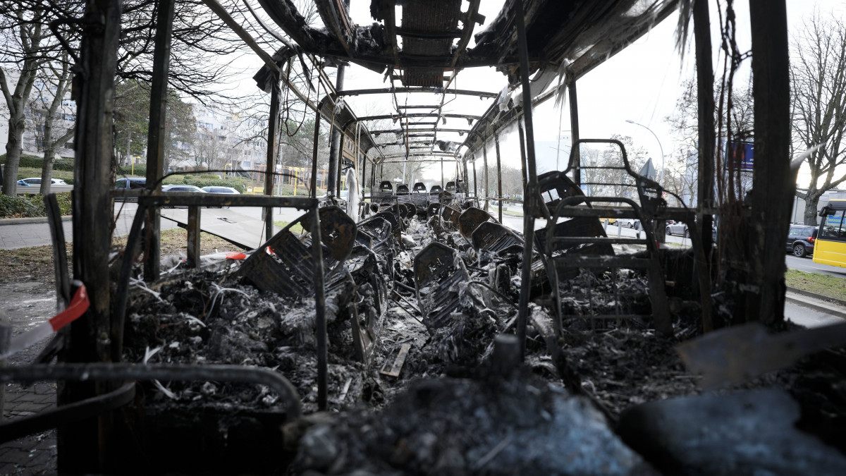 Autóbusz kiégett roncsa a berlini Neukölln kerületben 2023. január 3-án. Szilveszter éjjel a tűzijátékok helytelen használata miatt a berlini tűzoltók több mint 1700 segélyhívást kaptak és 38 esetben támadás érte őket.