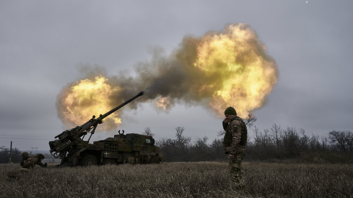 Ukrán katonák orosz állásokat lőnek egy francia gyártmányú, löveggel felszerelt önjáró tüzérségi eszközzel a Donyeck megyei Avgyijivka térségében 2022. december 26-án.