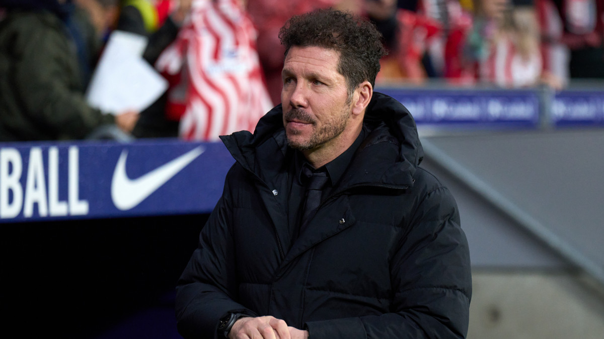 MADRID, SPAIN - JANUARY 08: Head coach Diego Pablo Simeone of Atletico de Madrid looks on prior to the LaLiga Santander match between Atletico de Madrid and FC Barcelona at Civitas Metropolitano Stadium on January 08, 2023 in Madrid, Spain. (Photo by Angel Martinez/Getty Images)