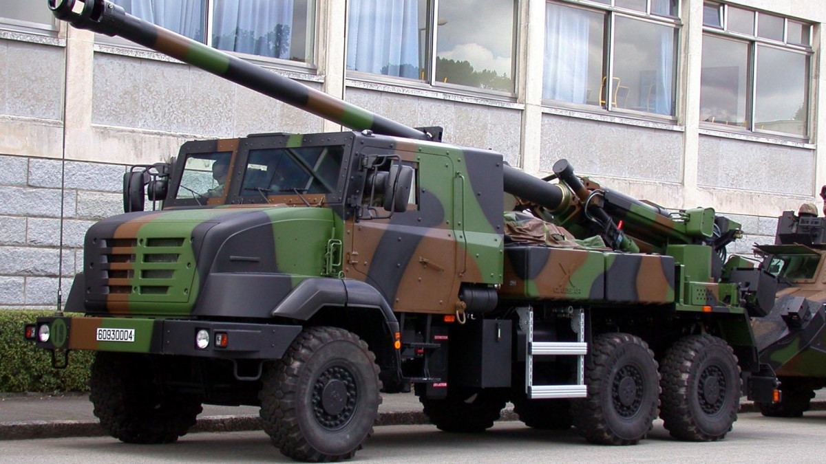A francia hadsereg CAESAR lövege 6x6 Renault Sherpa 10 alvázon. Fotó: Wikipédia