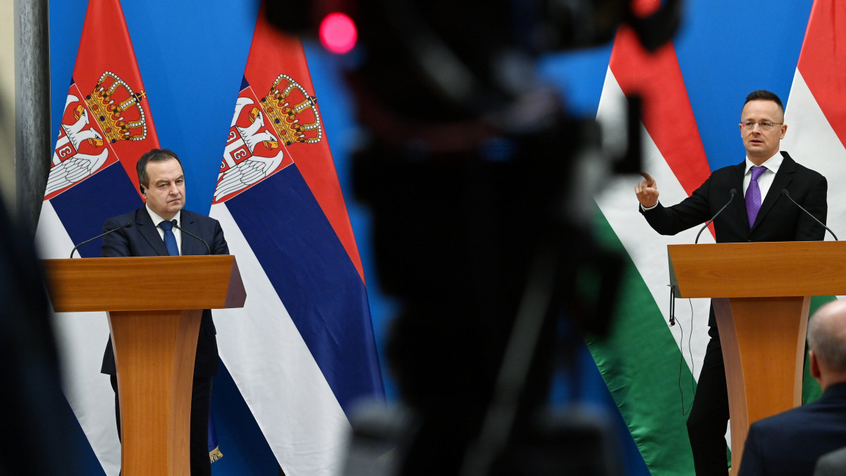 Szijjártó Péter külgazdasági és külügyminiszter (j) és Ivica Dacic szerb külügyminiszter tárgyalásuk után sajtótájékoztatót tart a Külgazdasági és Külügyminisztériumban 2023. január 10-én.