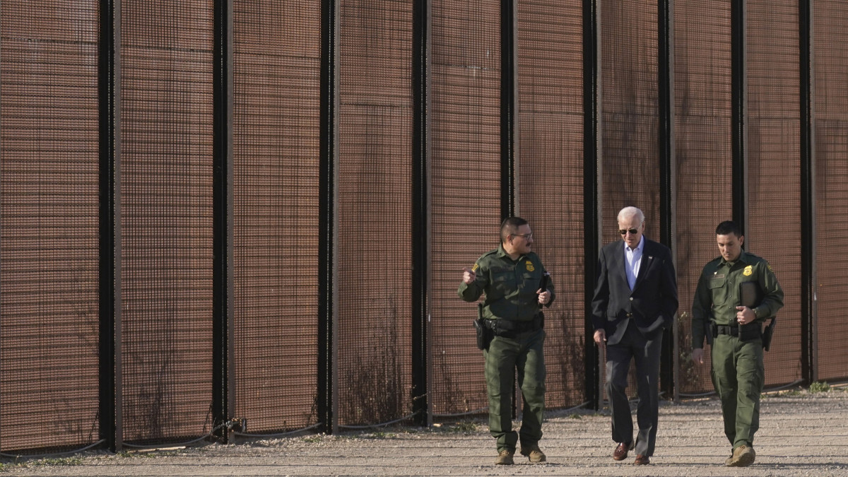 Joe Biden amerikai elnök (k) amerikai határőrök társaságában az Egyesült Államok és Mexikó közötti határon húzódó védőfal mellett, a texasi El Pasóban 2023. január 8-án. Hivatalba lépése óta Biden most először látogatott el a mexikói határra, ahol az utóbbi két évben egyre több illegális bevándorlót regisztrálnak a hatóságok.